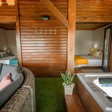 Bungalow T2 Com Piscina Privada E Jacuzzi Appartamento Lisbona